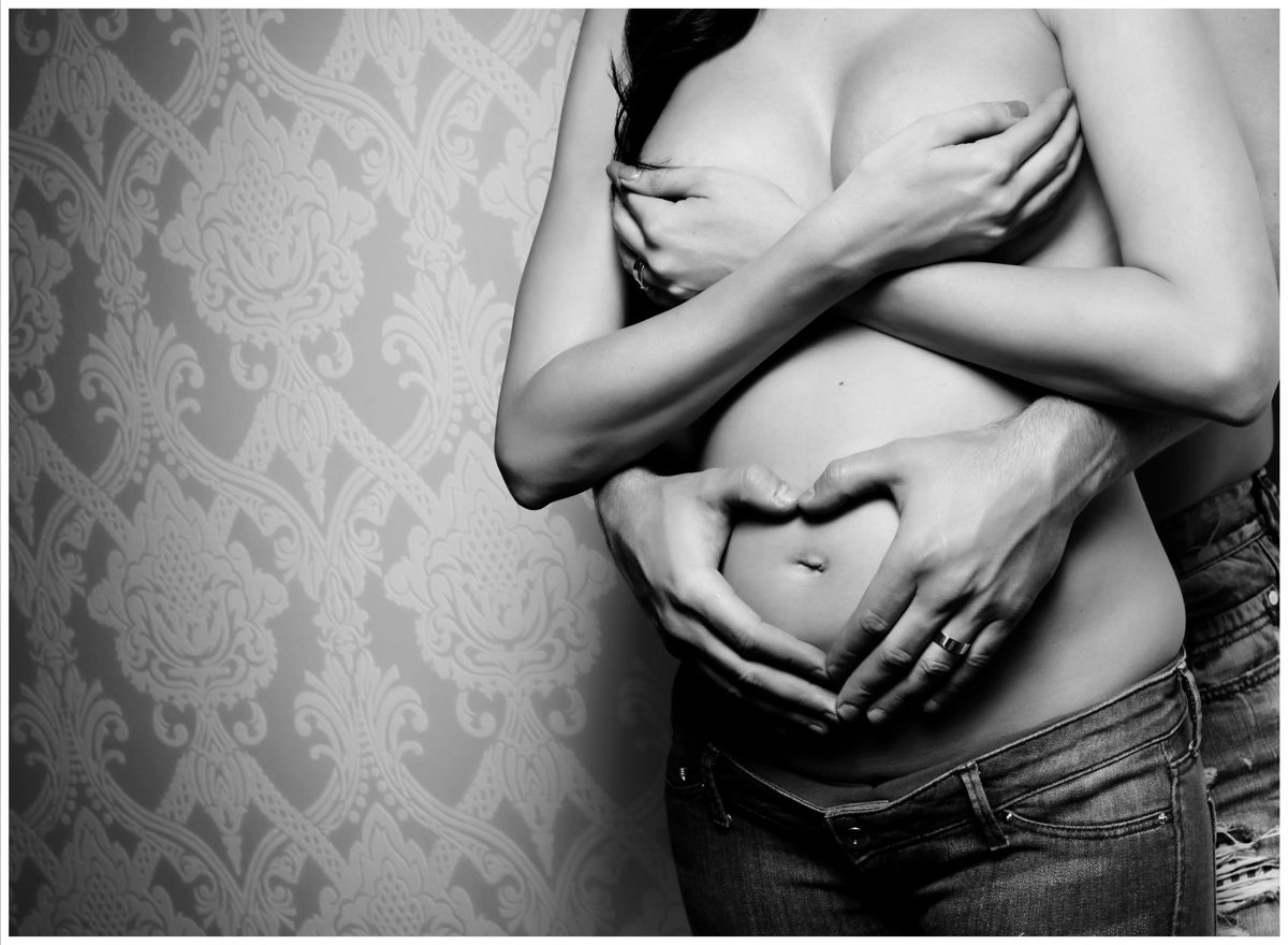 Černobílý detail těhotenského bříška s rukama maminky a tatínka na profi fotografii | © Fotoprome.cz Černobílý detail těhotenského bříška s rukama maminky a tatínka na profi fotografii | © Fotoprome.cz
